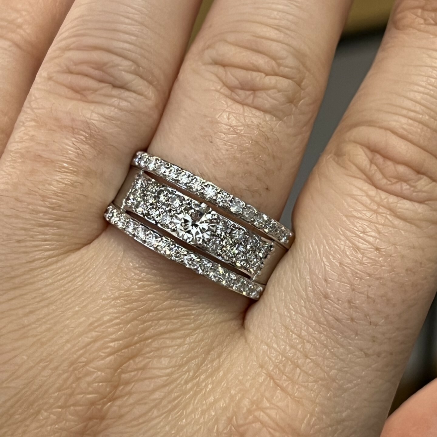 Bague en or blanc, diamant central