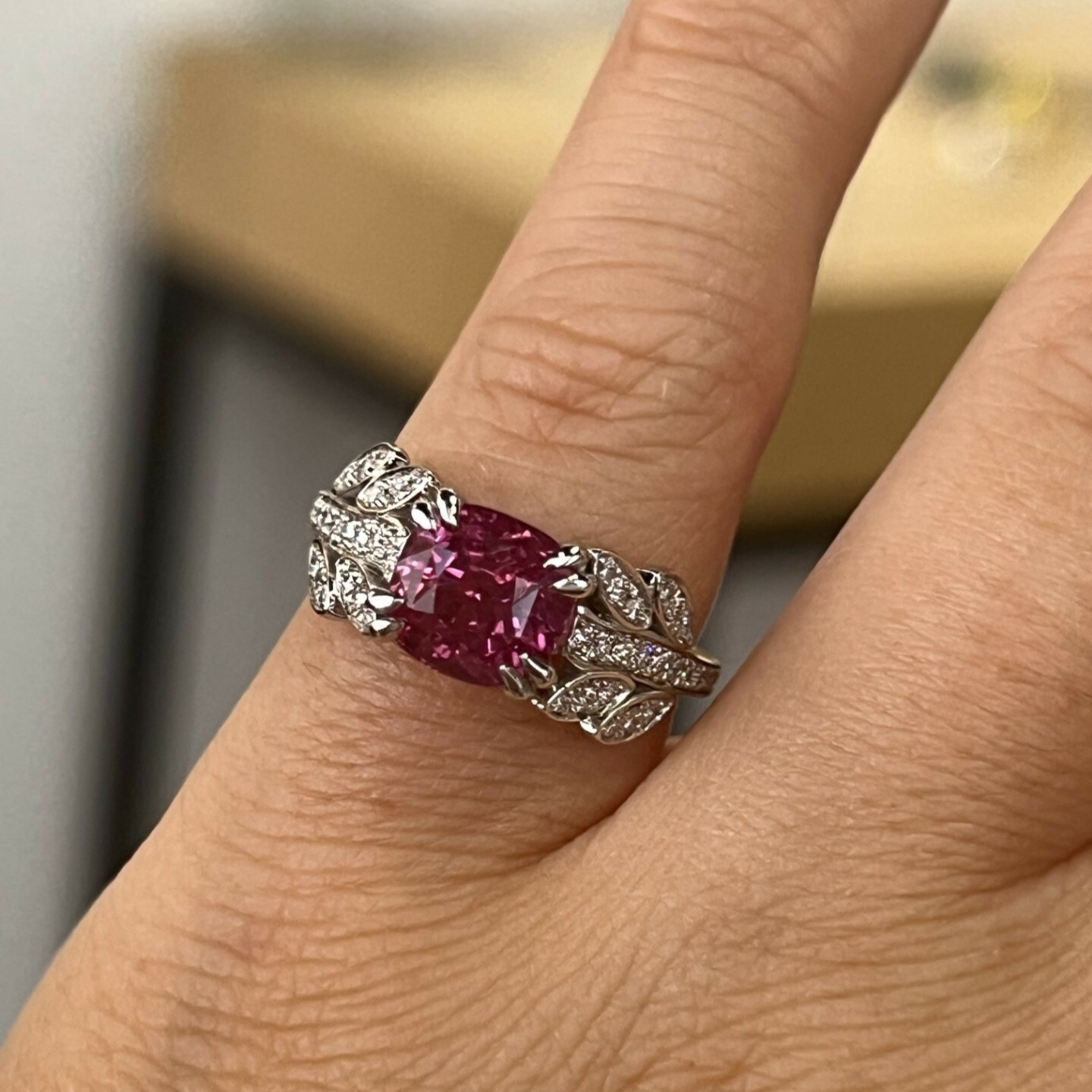 Bague en or blanc, saphir padparadscha de taille coussin