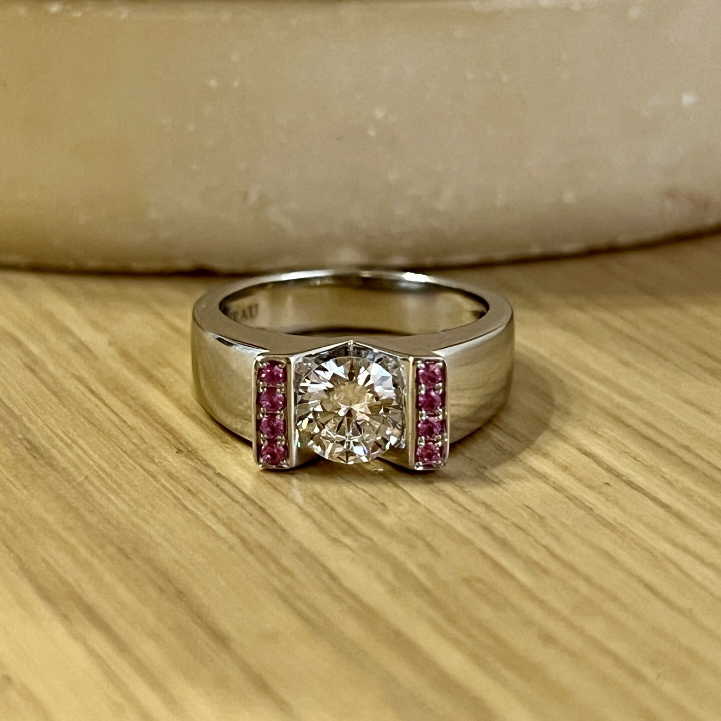 Bague Victoire en or blanc, diamant central