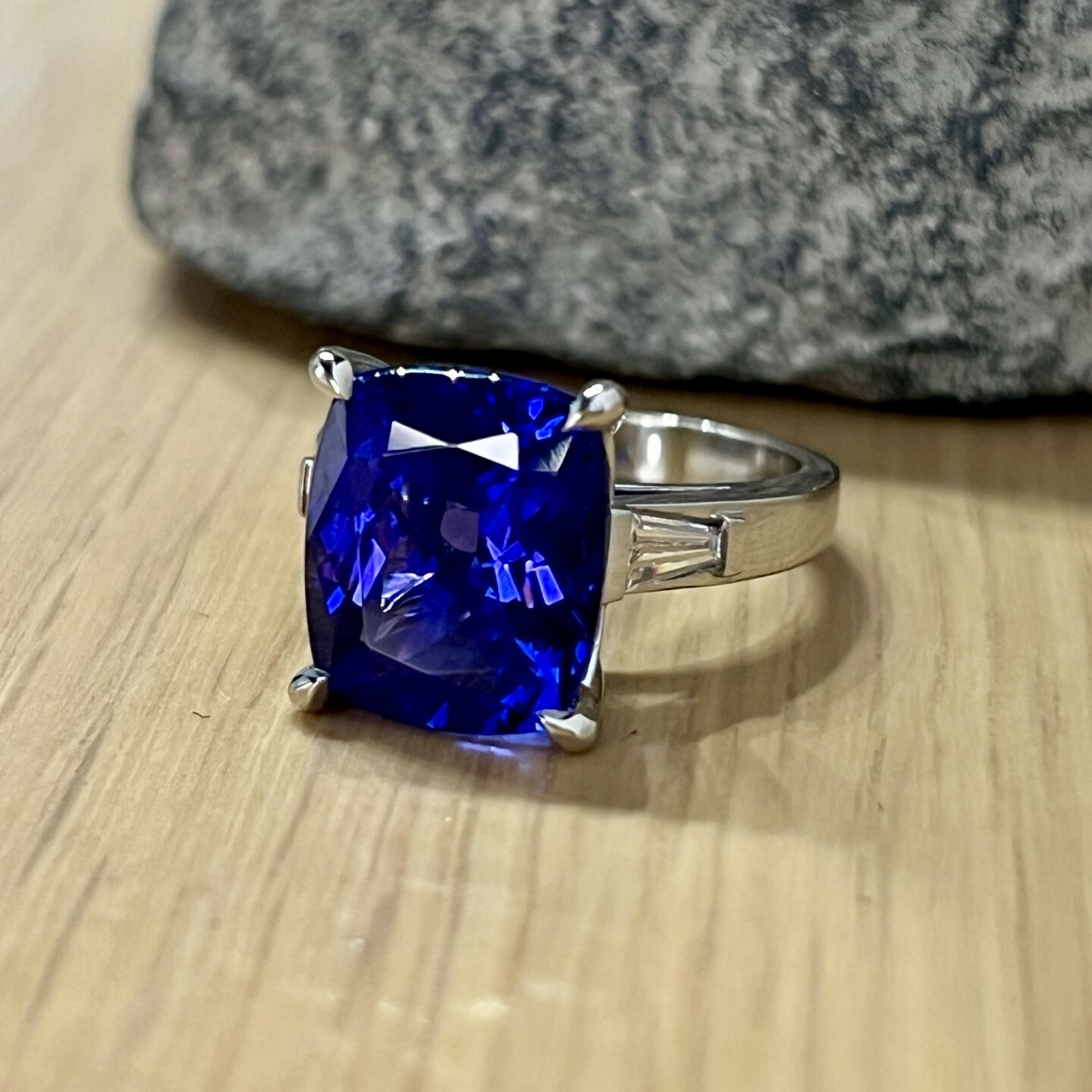 Bague en platine, tanzanite de taille coussin