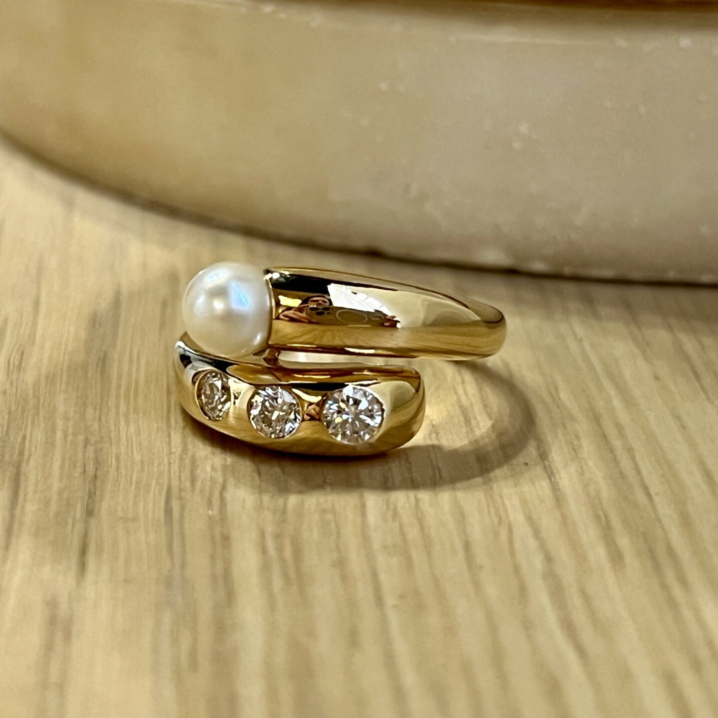 Bague or jaune, perle et diamants