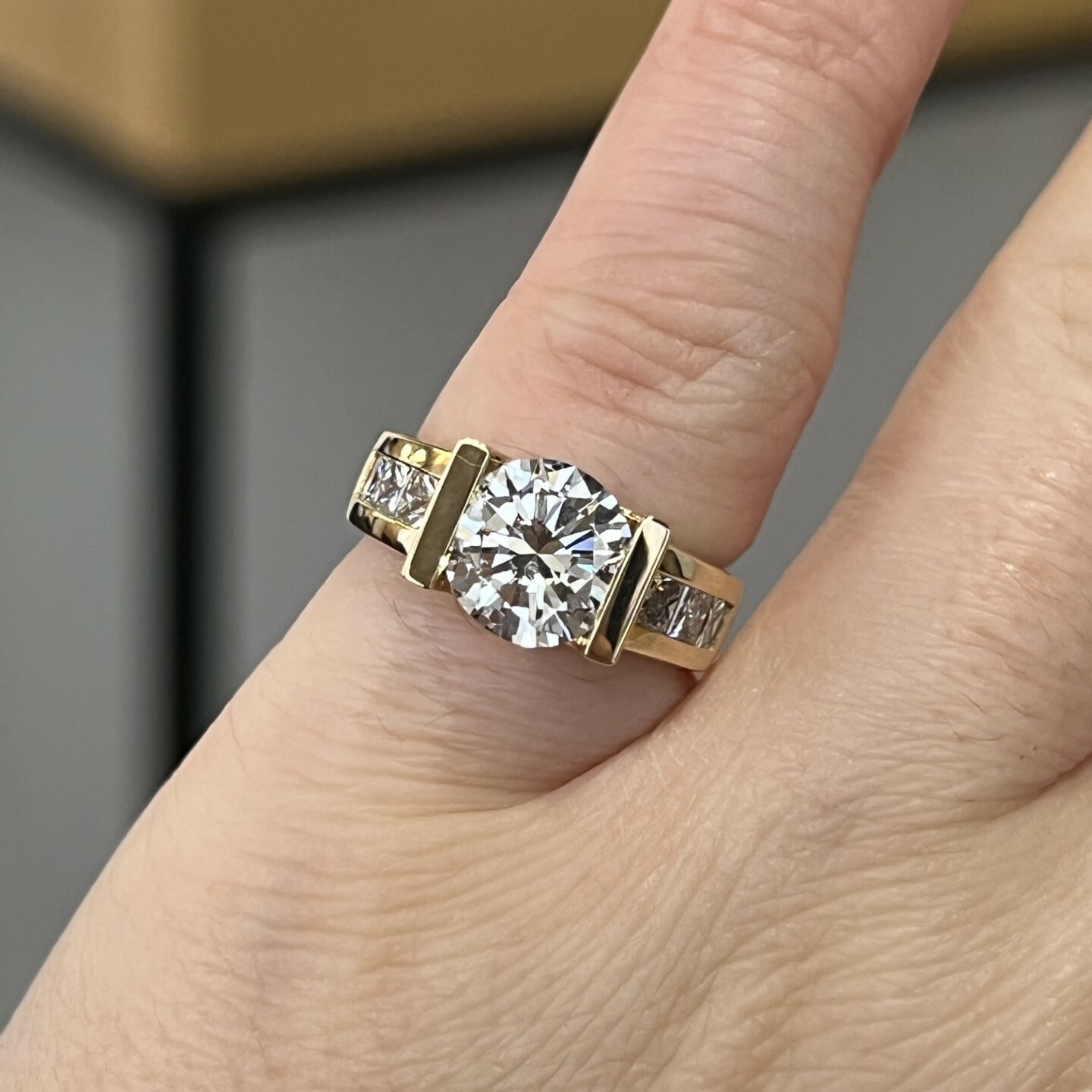 Bague en or jaune, diamant central