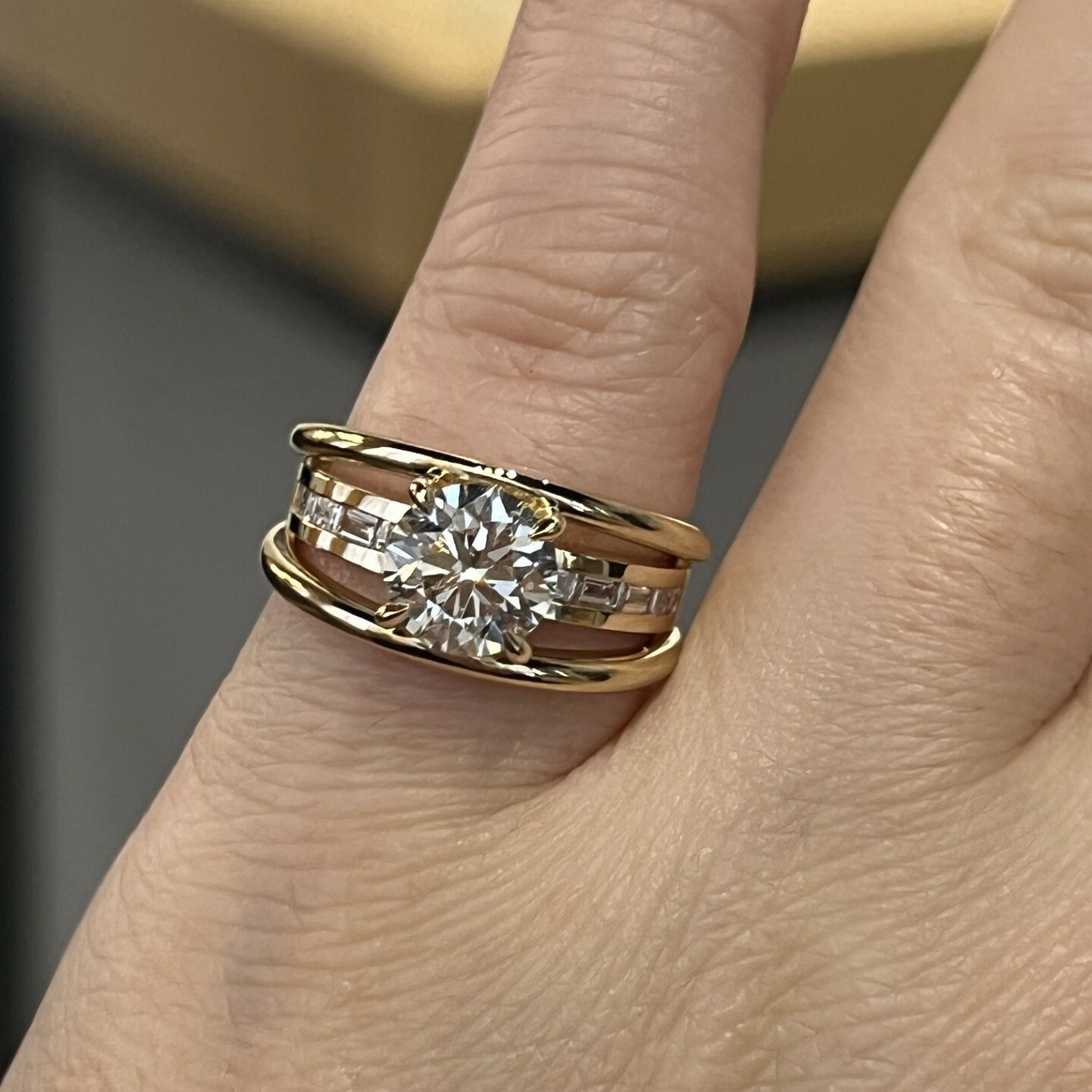 Bague en or jaune, diamant central