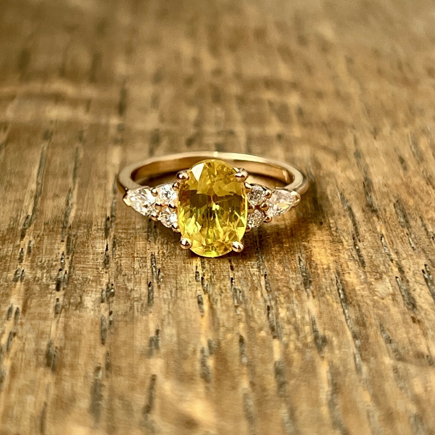 Bague en or rose, saphir jaune et diamants