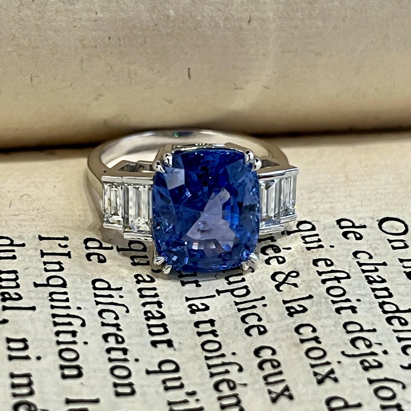 Bague en or blanc, saphir de taille coussin et diamants