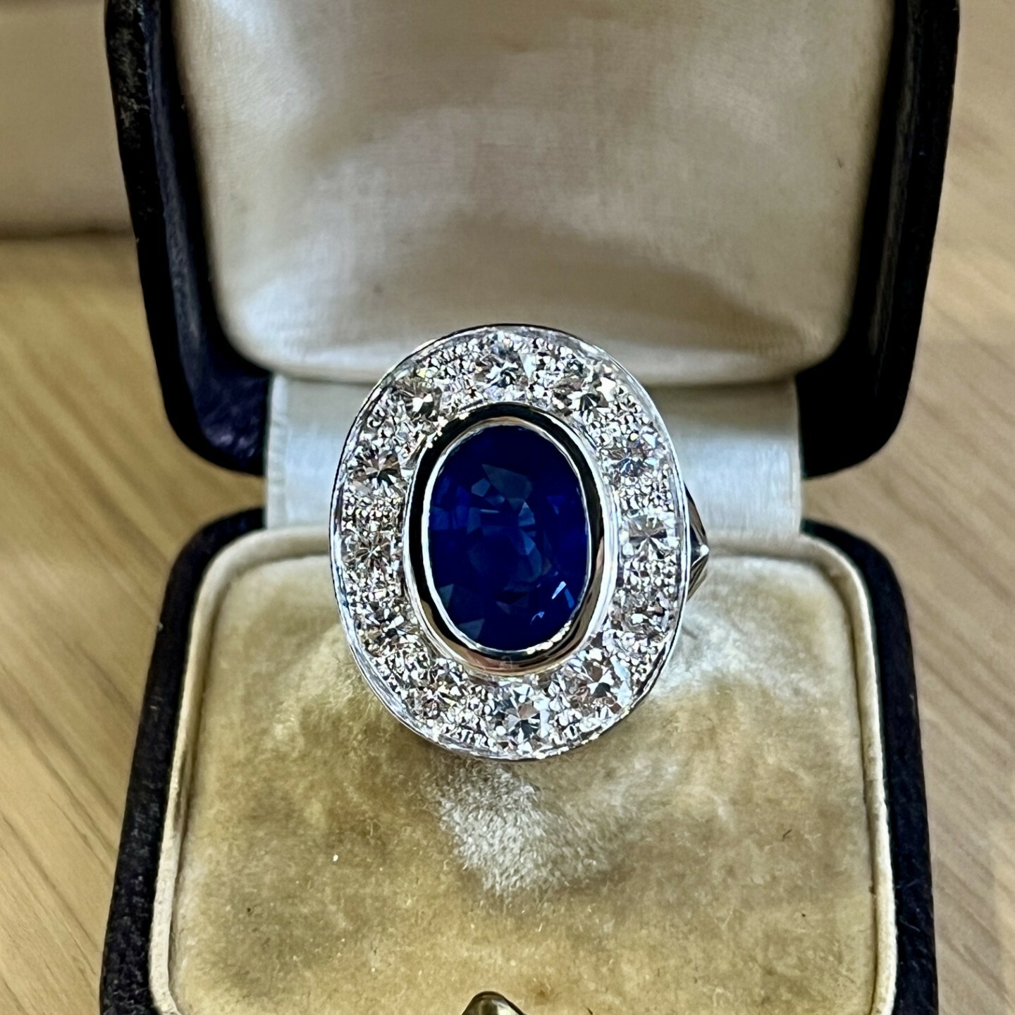 Bague Marguerite en or blanc, saphir et diamants