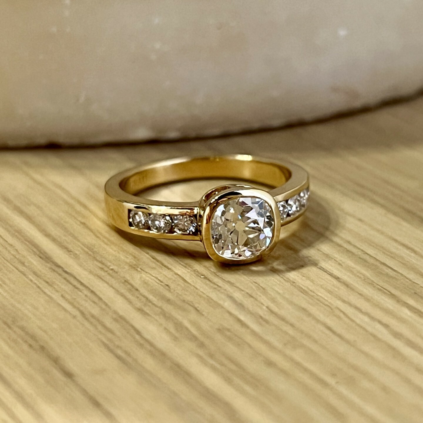 Bague en or jaune, diamant central de taille ancienne de 1,10 carat et diamants