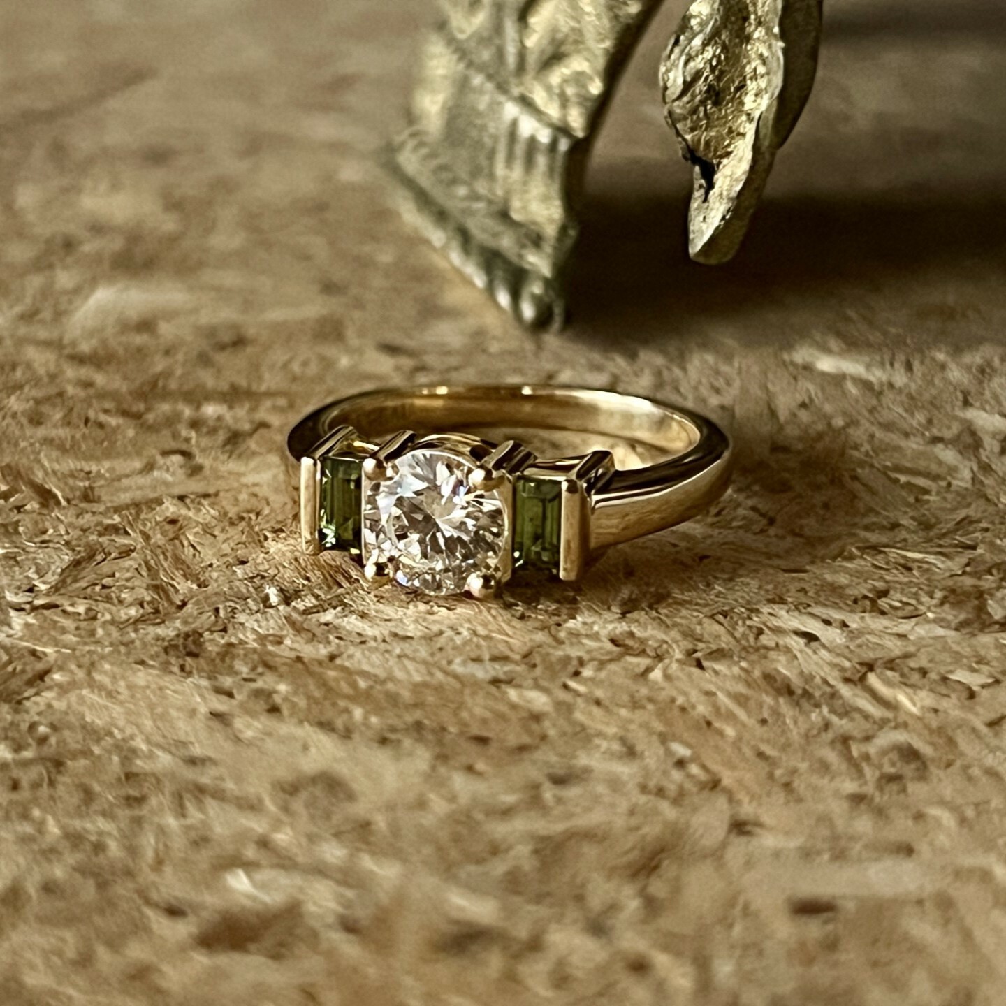 Bague en or jaune, diamant central