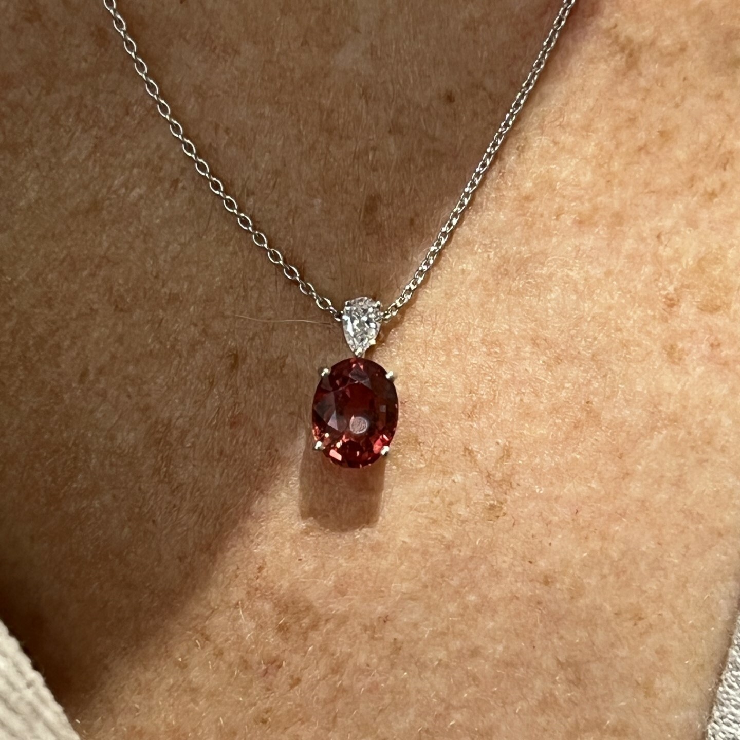 Collier en blanc, saphir padparadscha rose orange intense de taille ovale de 2,59 carats et diamant de taille poire