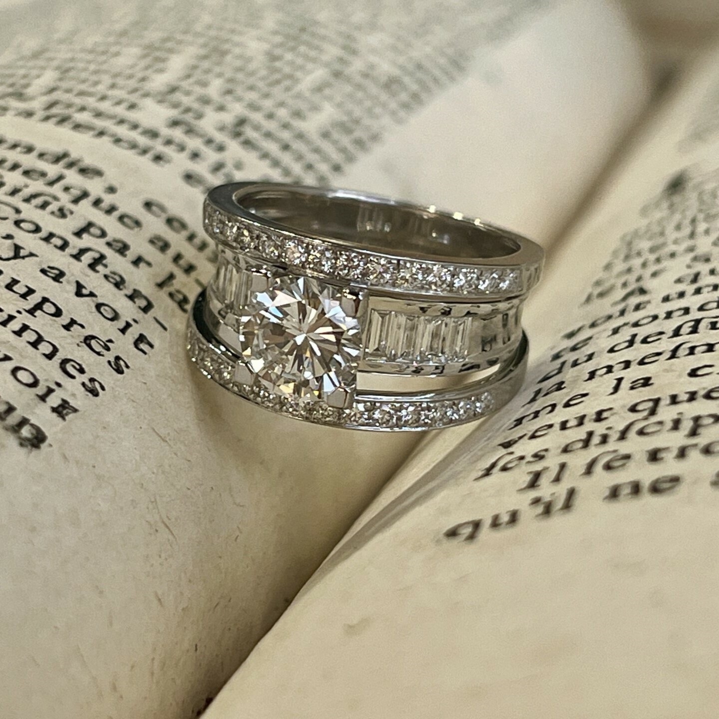 Bague Structure en or blanc, diamant central de 2,04 carats extra blanc F VS2, diamants de taille baguette et diamants