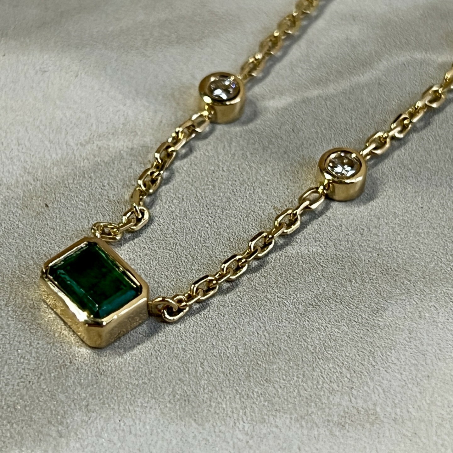 Collier en or jaune, émeraude de taille émeraude de 1,26 carat et diamants