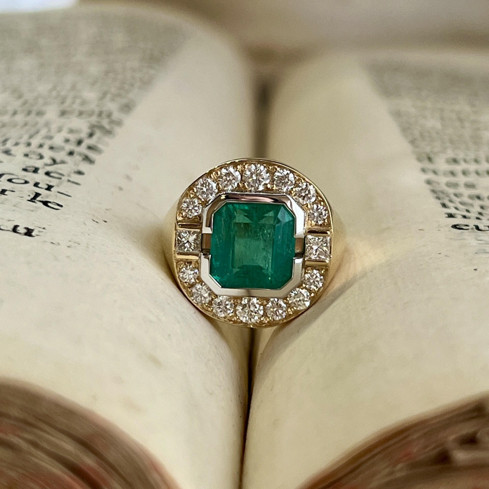 Bague en or jaune, monture d’inspiration Art Déco sertie d’une émeraude de taille émeraude de 3,09 carats, diamants de taille princesse et diamants