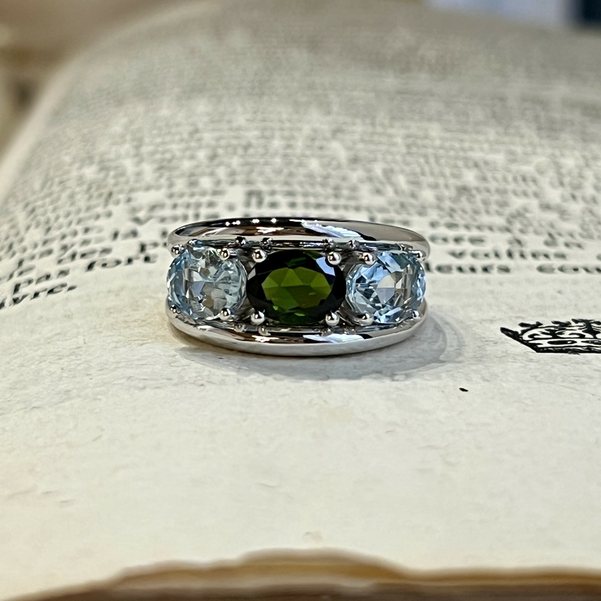 Bague en or blanc, tourmaline de taille ovale 1,15 carat et aigues-marines de taille ovale