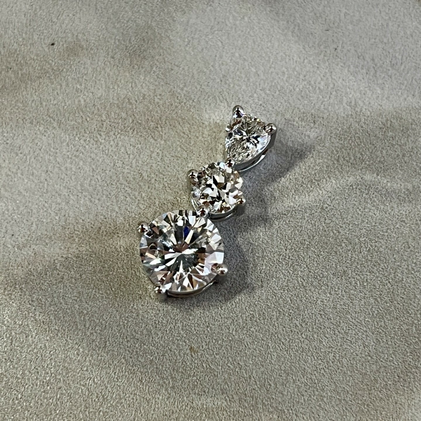 Pendentif en or blanc, diamant de 2,15 carats, diamant de 0,55 carat et diamant de taille poire de 0,46 carat