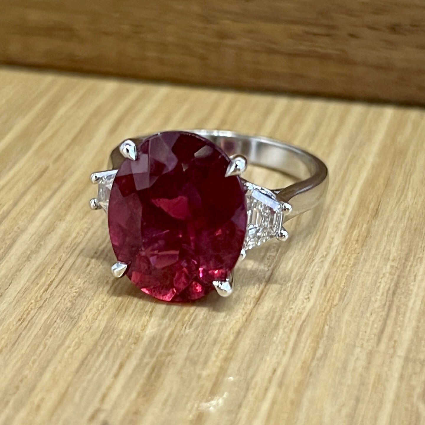 Bague en or blanc, rubellite de taille ovale de 9,48 carats et diamants de taille trapèze de 0,70 carat