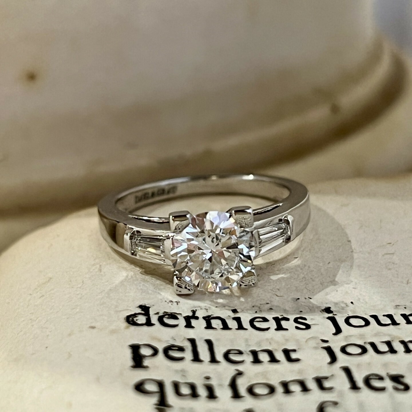 Solitaire en or blanc, diamant central de 1,59 carat blanc exceptionnel D SI1 et diamants tapers pour 0,35 carat