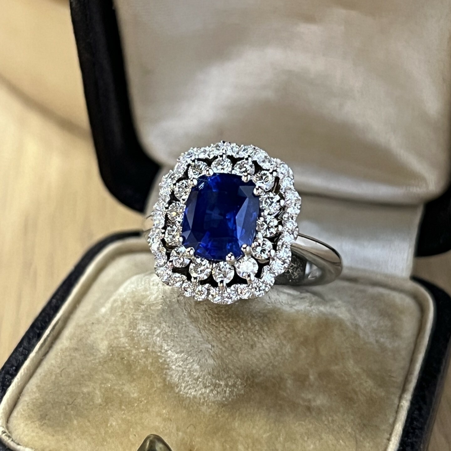 Bague en or blanc, saphir de Ceylan de taille coussin de 2,54 carats et diamants