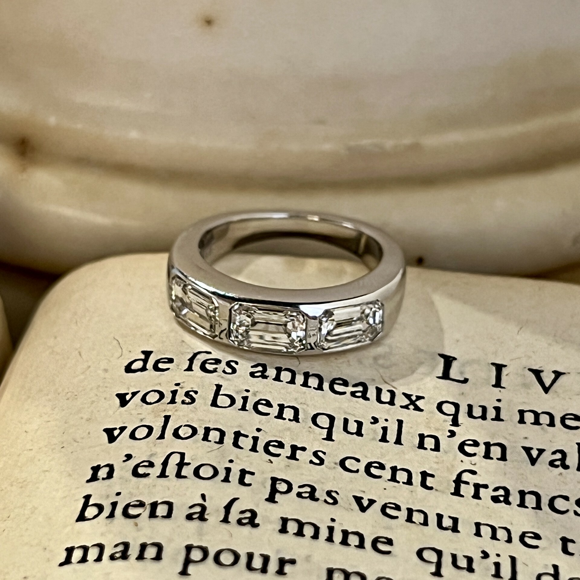 Alliance en or blanc et diamants de taille émeraude pour 2,17 carats