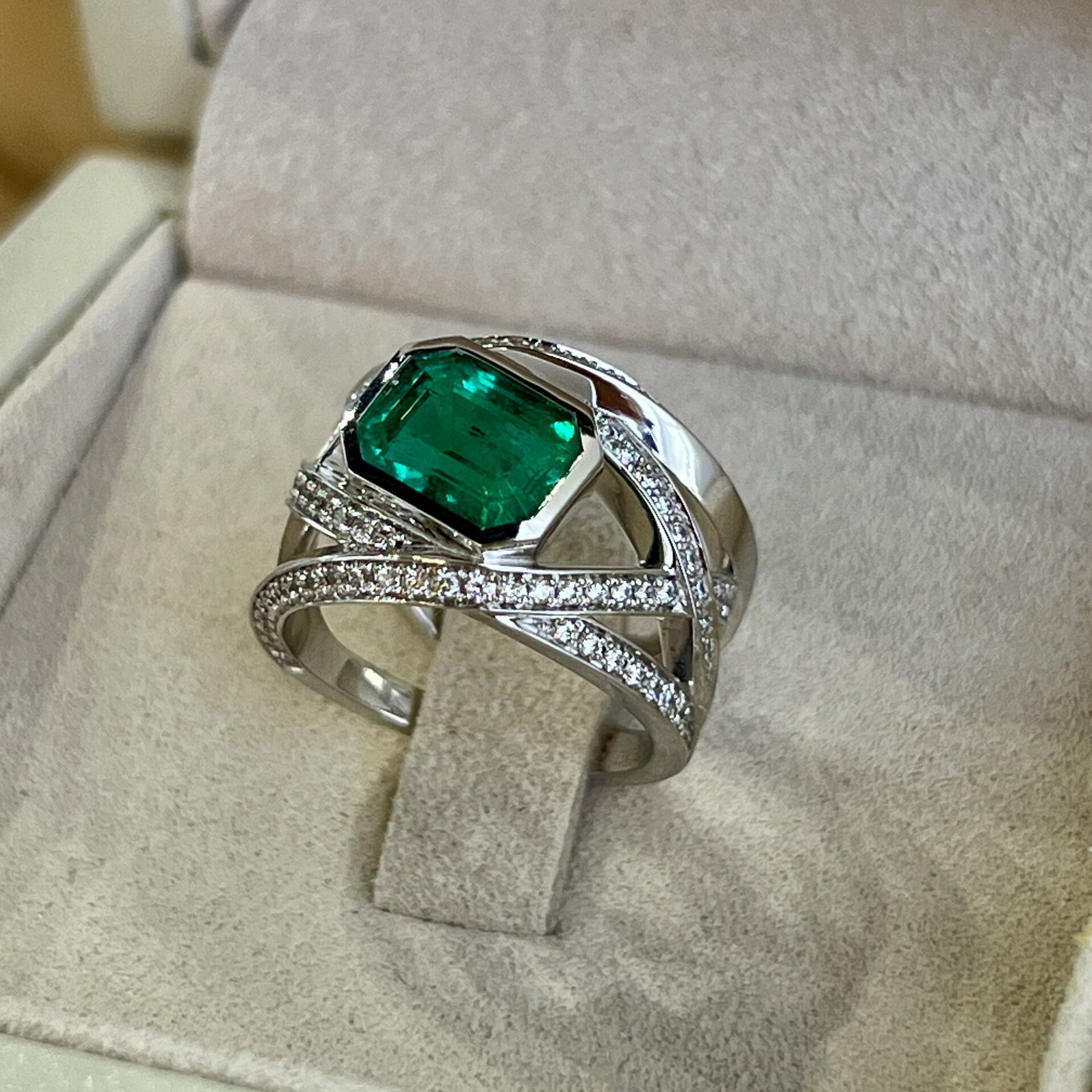 Bague en or blanc, émeraude de taille émeraude de 1,70 carat et diamants pour 0,49 carat