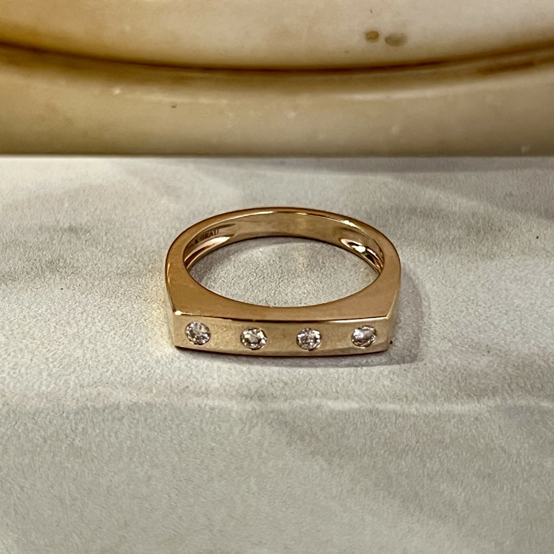 Bague en or rose et diamants pour 0,20 carat. Monture d’inspiration Tank.