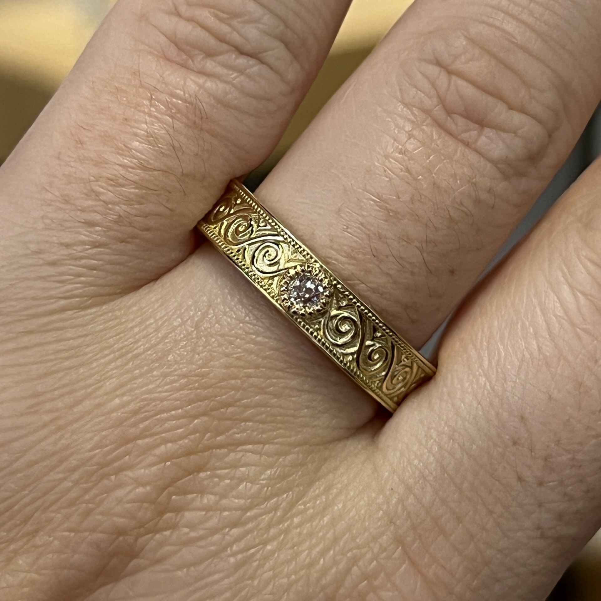 Alliance en or jaune bords perlés motif floral et diamant de taille ancienne