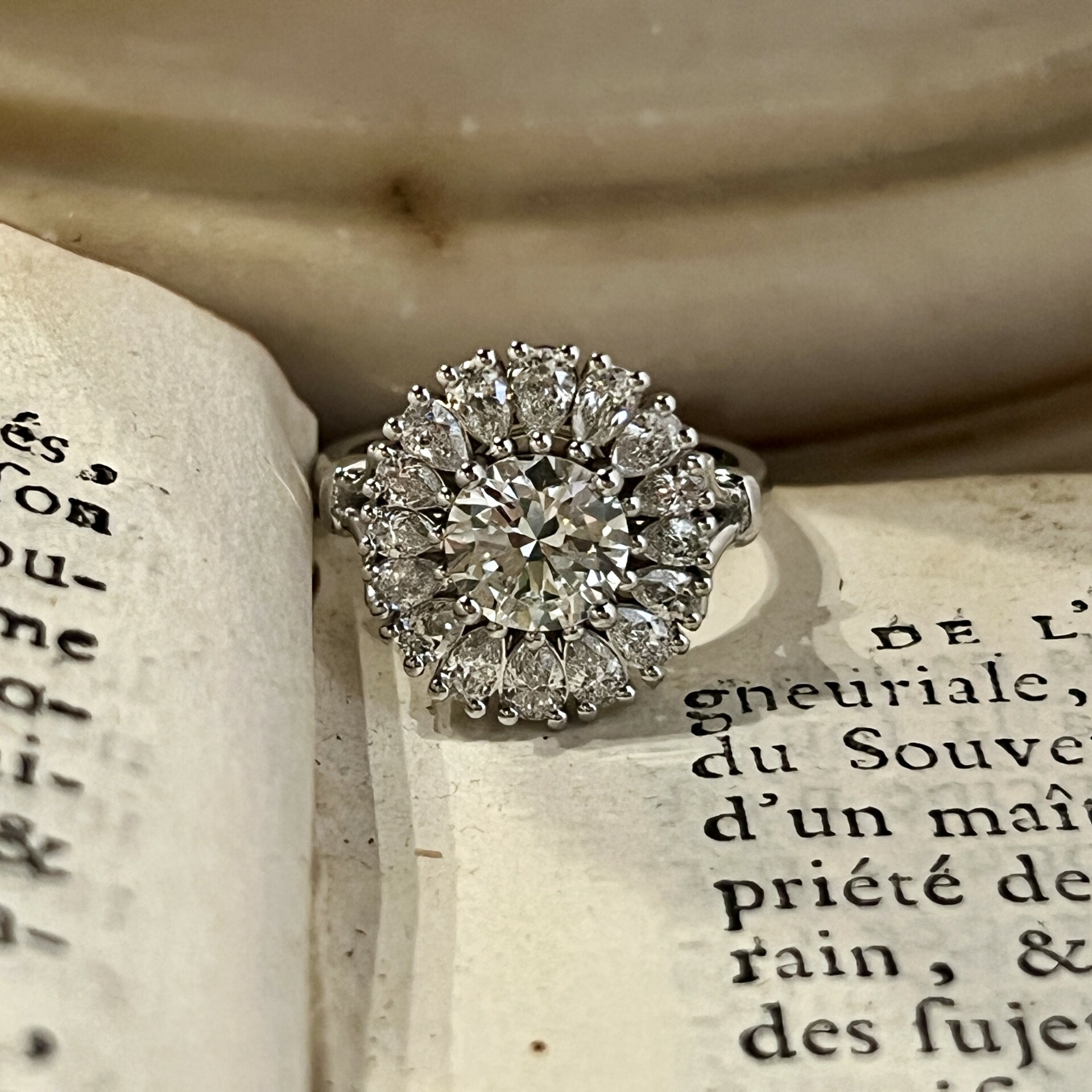 Bague Marguerite en or blanc, diamant central de 1,35 carat et diamants de taille poire pour 1,03 carat