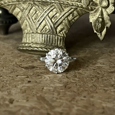 Solitaire en or blanc, diamant central de 4,90 carats blanc nuancé I P1 et diamants de taille baguette