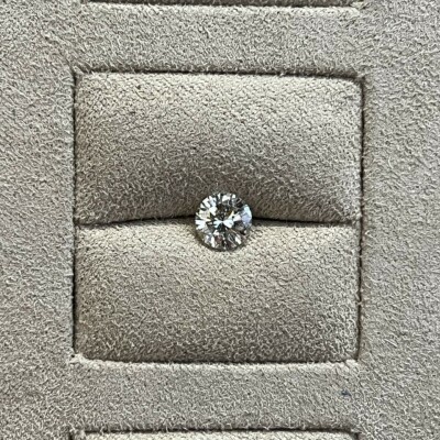 Diamant moderne de 1,26 carat extra blanc F VS1