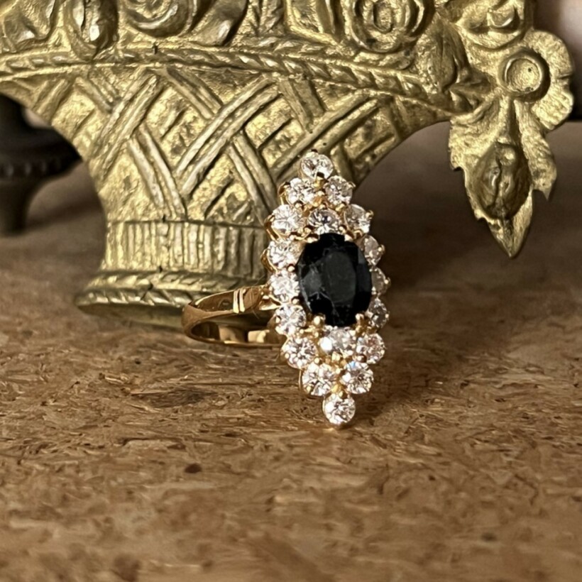 Bague Marquise en or jaune, saphir de 1 carat et diamants vers 1970