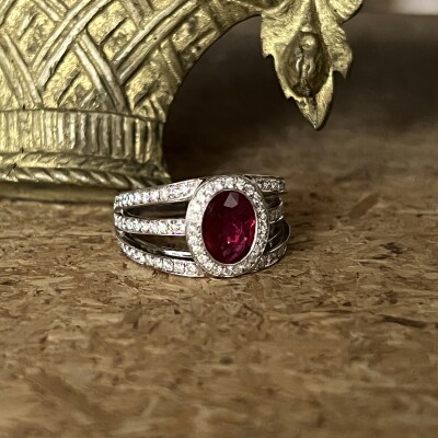 Bague Pompadour en or blanc, rubis et diamants