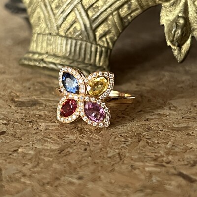 Bague Chance en or rose, saphirs multicolores et diamants