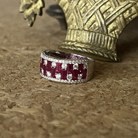 Bague Crown en or blanc, rubis et diamants