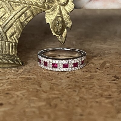 Bague Crown en or blanc, rubis et diamants