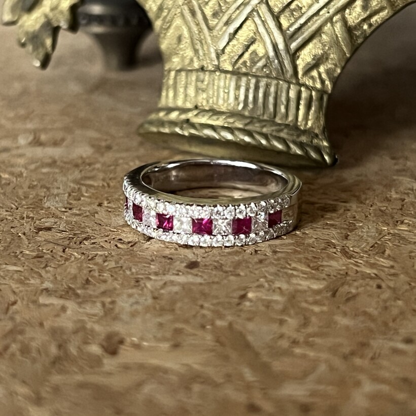 Bague Crown en or blanc, rubis et diamants