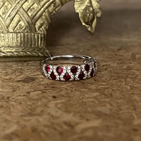 Bague Princess Crown en or blanc, rubis et diamants