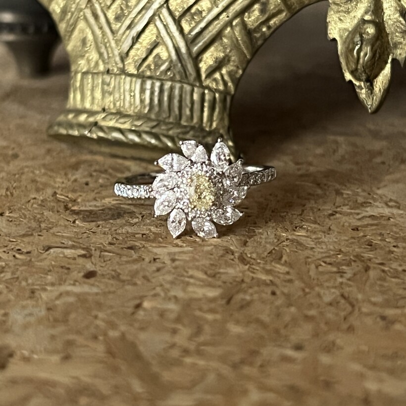 Bague Little Sun en or blanc, diamant jaune, diamants de taille marquise et diamants