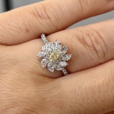 Bague Little Sun en or blanc, diamant jaune, diamants de taille marquise et diamants