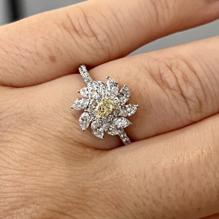 Bague Little Sun en or blanc, diamant jaune, diamants de taille marquise et diamants