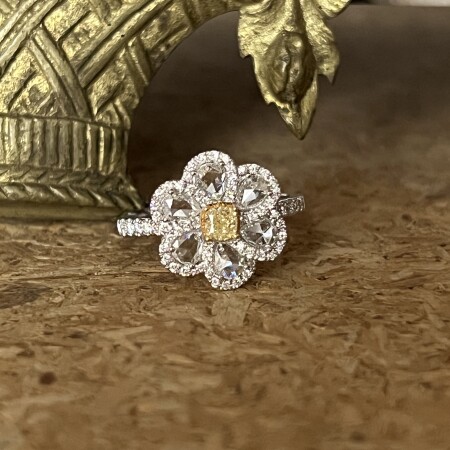 Bague Little Sun en or blanc, diamant jaune de taille radiant, diamants de taille rose et diamants