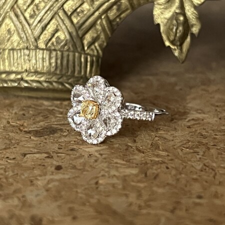 Bague Little Sun en or blanc, diamant jaune de taille radiant, diamants de taille rose et diamants