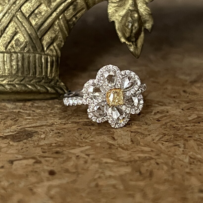 Bague Little Sun en or blanc, diamant jaune de taille radiant, diamants de taille rose et diamants