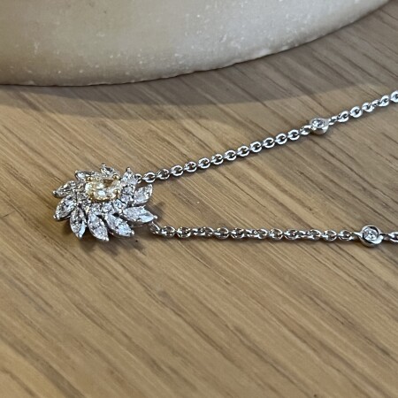 Collier Little Sun en or blanc, diamant jaune de taille ovale, diamants de taille marquise et diamants