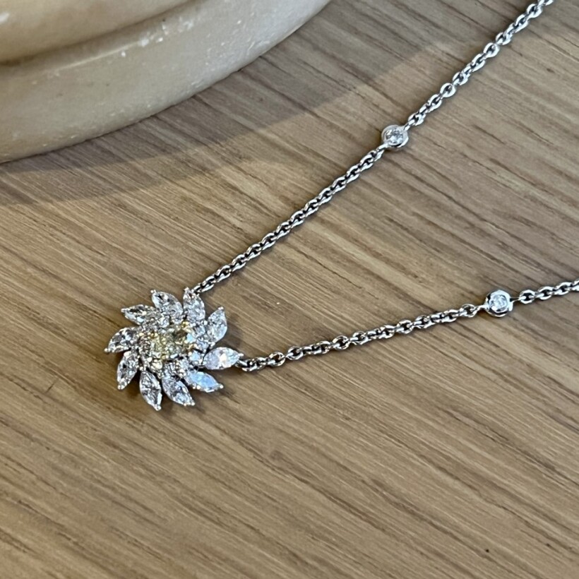 Collier Little Sun en or blanc, diamant jaune de taille ovale, diamants de taille marquise et diamants