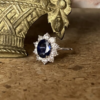 Bague Daisy en or blanc, saphir de 1,98 carat et diamants