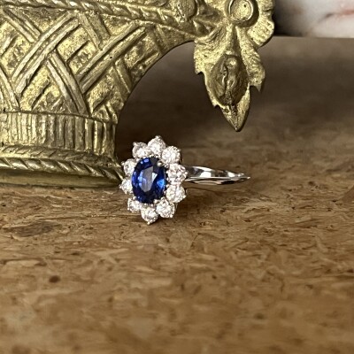 Bague Daisy en or blanc, saphir de 1,20 carat et diamants