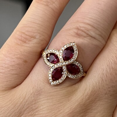 Bague Etoile en or blanc, rubis et diamants