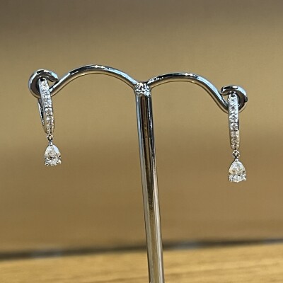 Boucles d'oreilles Los Angeles en or blanc, diamant de taille poire et diamants