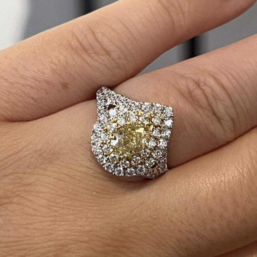 Bague Spring en or blanc et or jaune, diamant jaune de taille poire de 1,05 carat et diamants