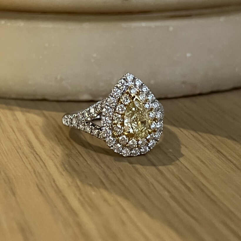 Bague Spring en or blanc et or jaune, diamant jaune de taille poire de 1,05 carat et diamants