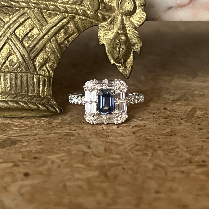 Bague Macao en or blanc, saphir, diamants de taille baguette et diamants